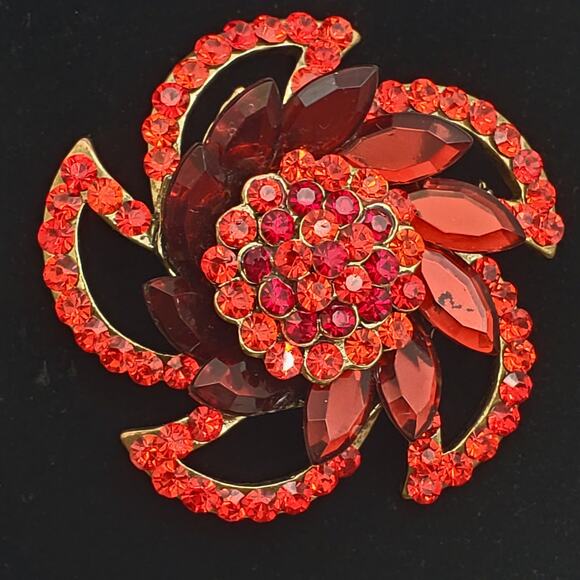 Red Rhinestone Brooch Two Tone Flower Pinwheel Pin Vintage Y2K Gold Tone - Picture 5 of 6